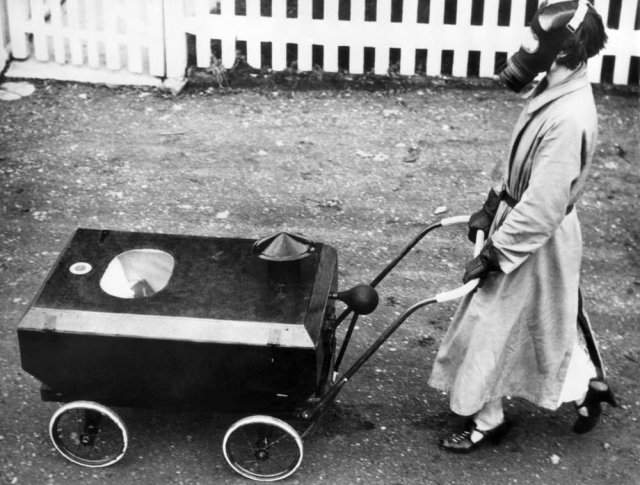 Медсестра перевозит ребёнка в защитной коляске, Лондон 1938 год.