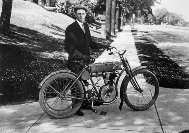 Первый мотоцикл Harley Davidson был сделан в 1903 году, а карбюратор в нем был сделан из банки от томатов.