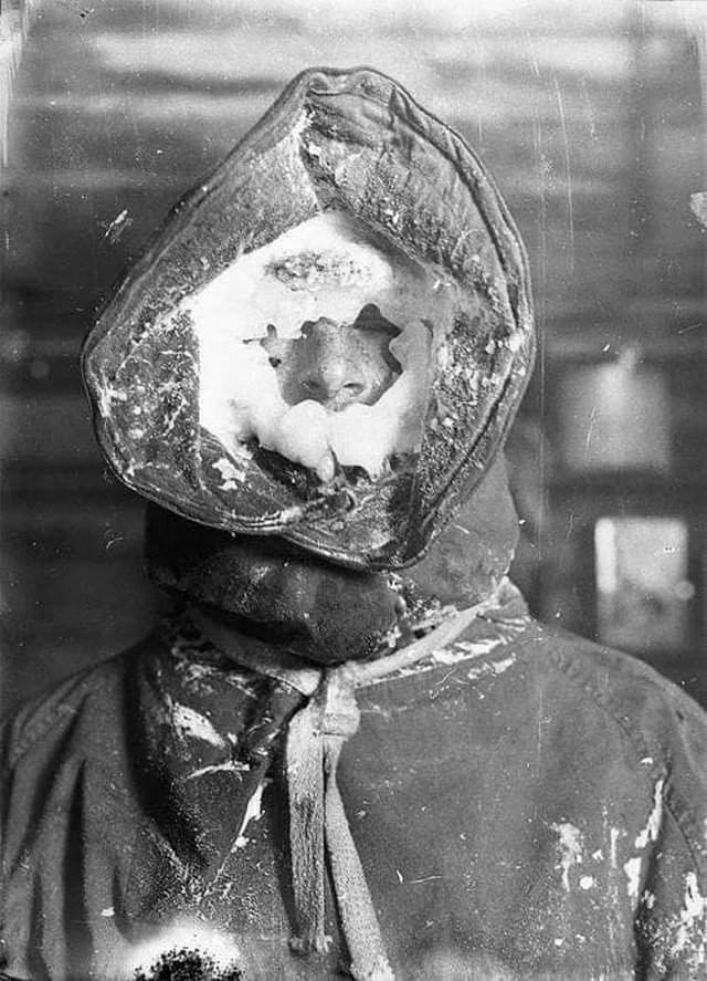 Метеоролог после наблюдения за погодой. Антарктида, 1912 год.