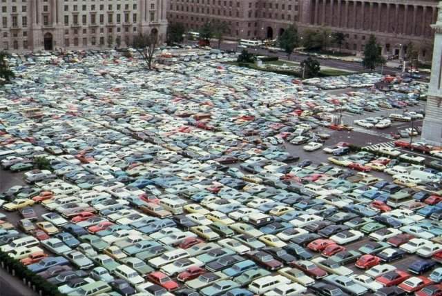 На паркинге в центре города во время забастовки водителей автобусов, Вашингтон, округ Колумбия, май 1974 года.