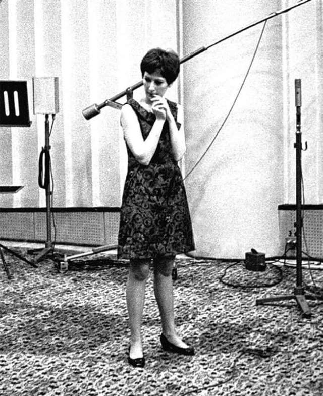 Молодая Алла Пугачёва во время первой в своей жизни радиозаписи, 1965 год.