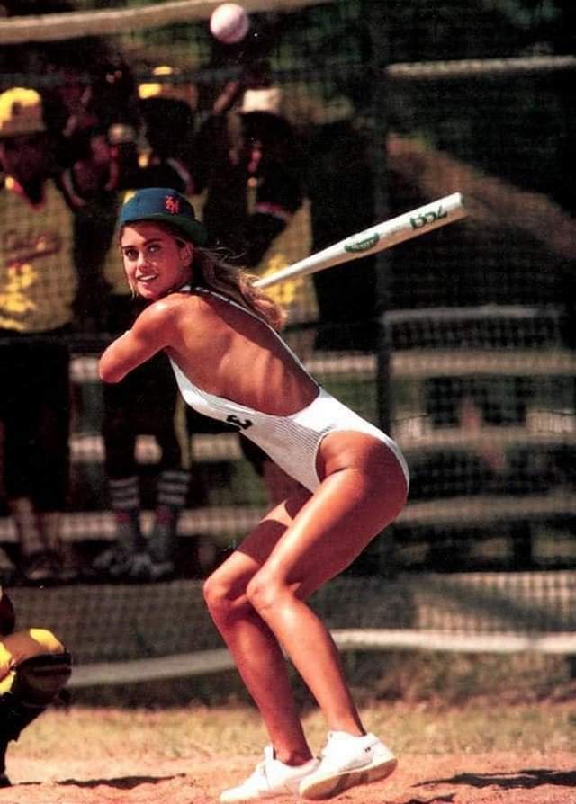 Американская актриса Кэти Айрленд играет в бейсбол на пляже, США, 1987.