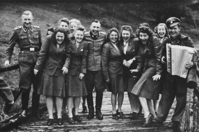 Сотрудники концлагеря Освенцим на отдыхе, 1942 год.
