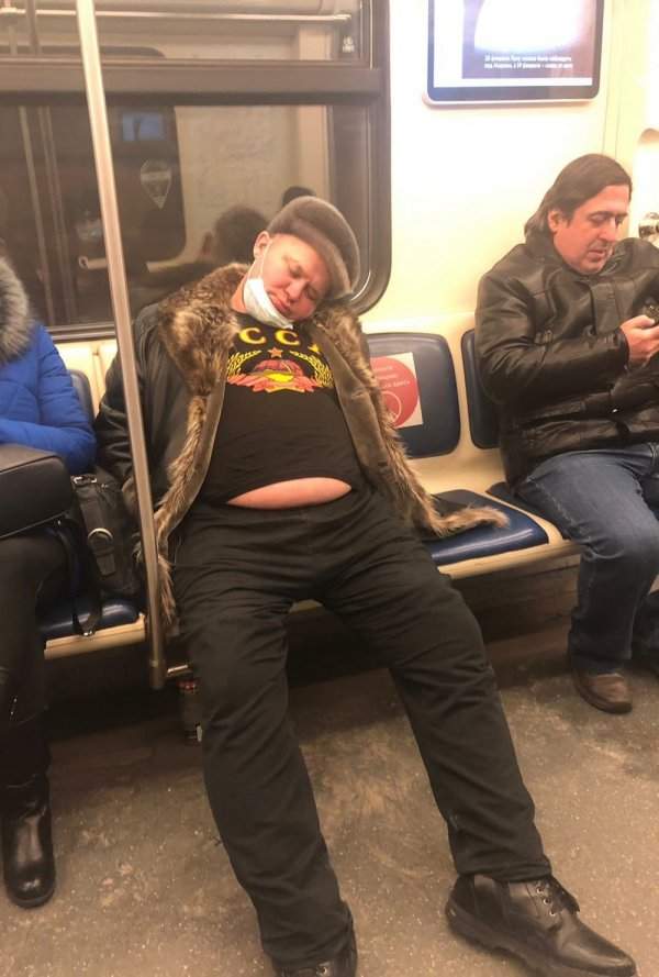 толстый мужчина спит