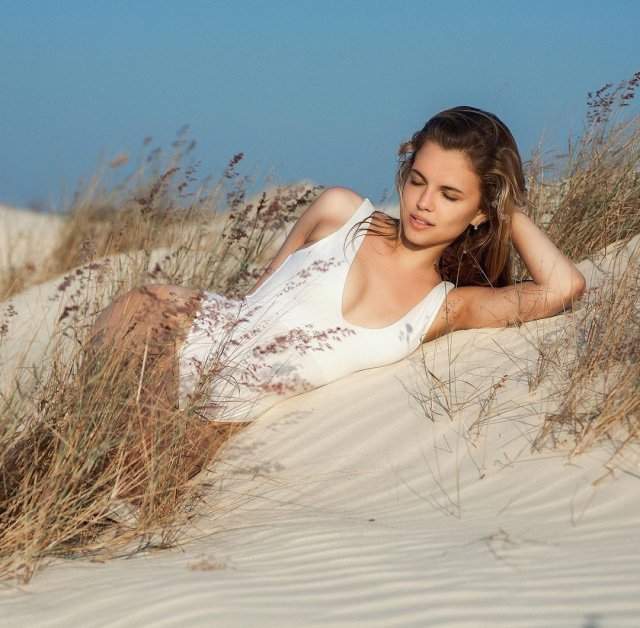 Ника Здорик - будущая звезда фильма &quot;Гардемарины&quot; в белом купальнике на песке