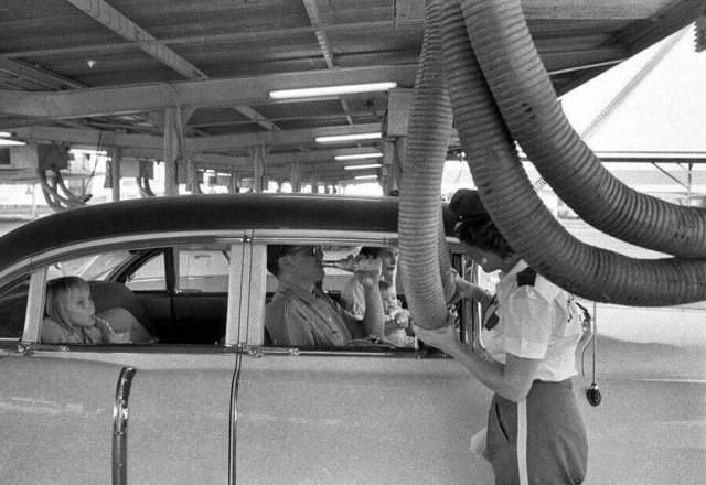 Подача холодного воздуха в автомобиль. США. Фото 1957-го года.