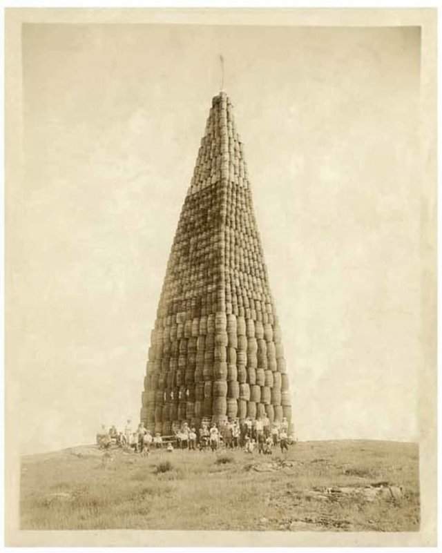 Башня из бочек спиртного, подготовленная к сожжению для спасения нации от алкогольной напасти. 1924 г.