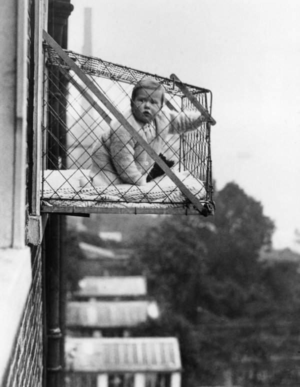 Детские клетки, которые использовались в квартирах в 1930-х годах