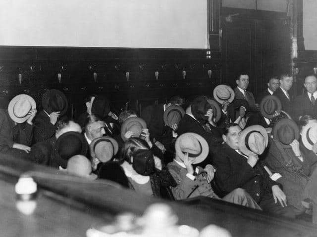 1931. США. Гангстеры прячут свои лица на суде над Аль Капоне