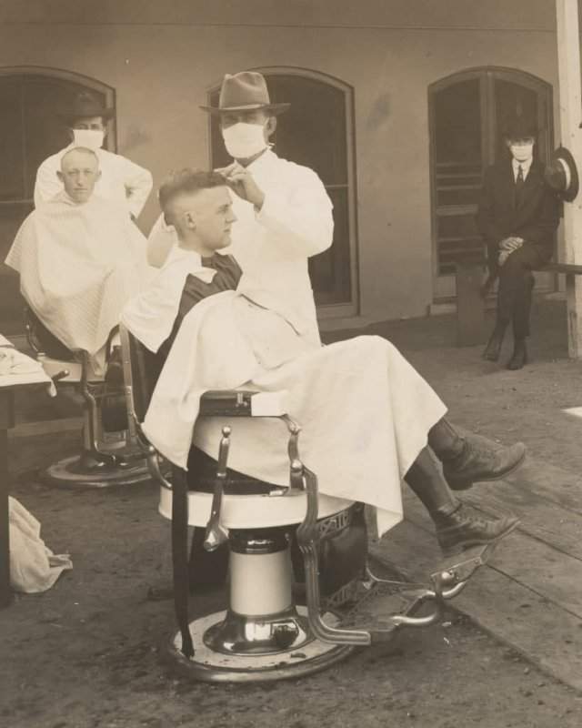 Во время пандемии испанского гриппа 1918 года в Сан-Франциско, штат Калифорния, парикмахеры должны были носить маски.