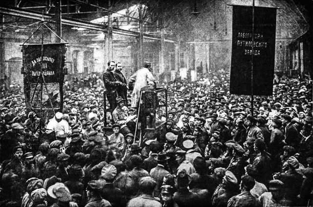 Митинг на Путиловском заводе в Петрограде в преддверии Февральской революции, 1917 год.