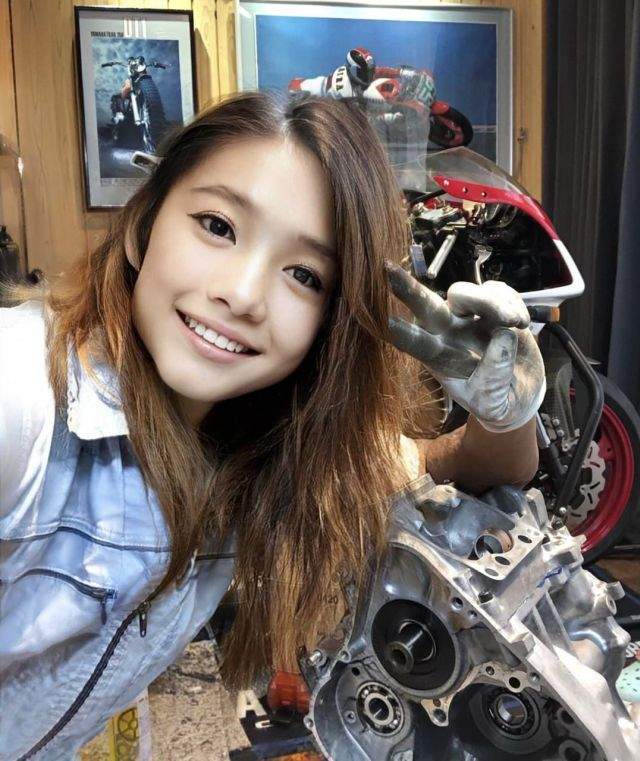 Сойя чинит мотоцикл