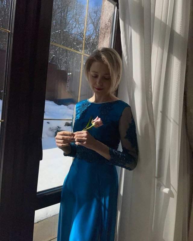 Политик Наталья Поклонская в синем платье с цветком