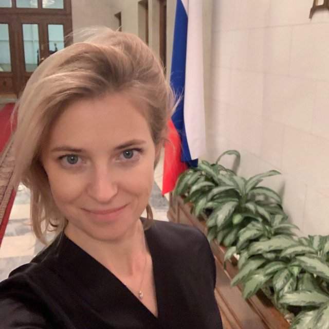 Политик Наталья Поклонская в госдуме в черном платье