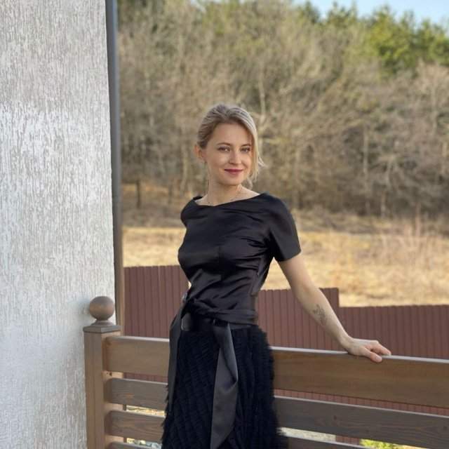 Политик Наталья Поклонская в черном платье