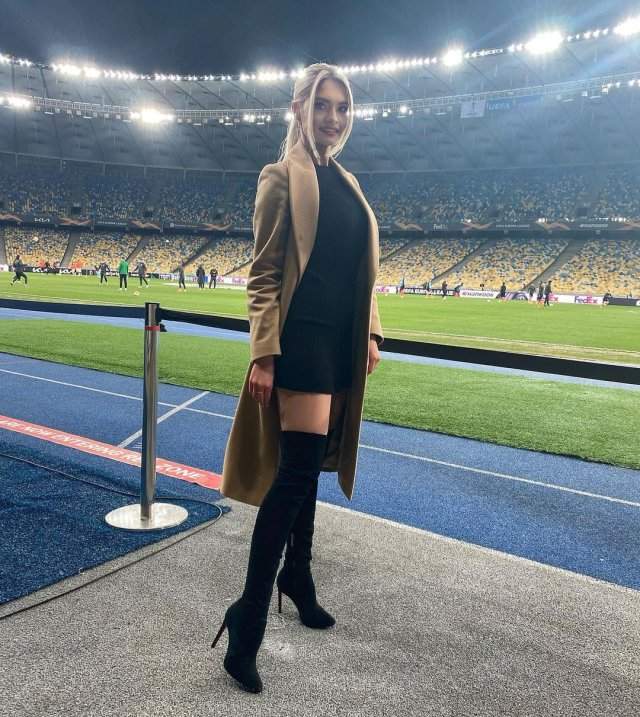 Ольга Каленчук - ведущая клубного телевидения &quot;Шахтера&quot; в пальто на стадионе