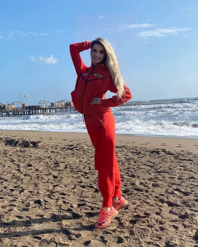 Ольга Каленчук - ведущая клубного телевидения &quot;Шахтера&quot; в красной куртке на пляже