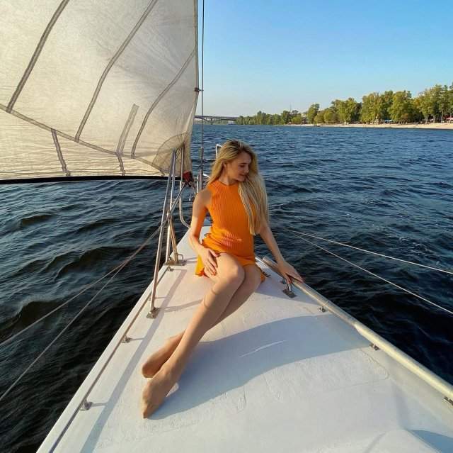 Ольга Каленчук - ведущая клубного телевидения &quot;Шахтера&quot; в оранжевой кофте на яхте