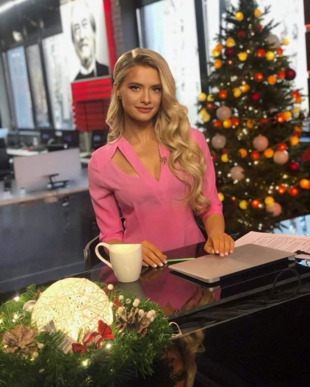 Ольга Каленчук - ведущая клубного телевидения &quot;Шахтера&quot; в розовой кофте