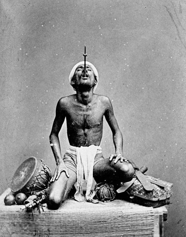 Индийский шпагоглотатель, 1868 год.
