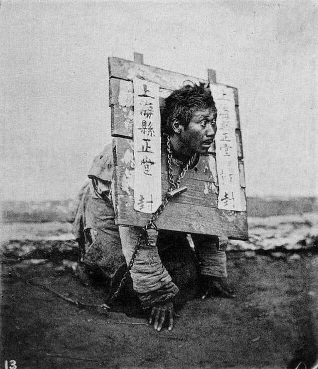 Мужчина в деревянном «ошейнике», наказанный за преступление, Шанхай, Китай, 1874 г.