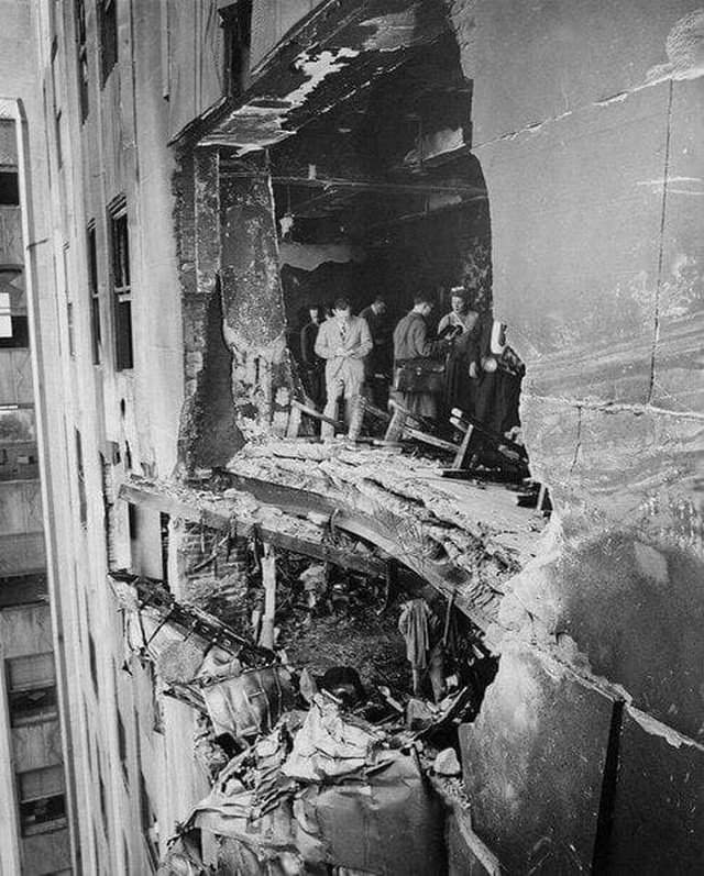 Разрушенная стена Эмпайр-стейт-билдинг после того, как в нее врезался бомбардировщик Б-25 Митчелл. США, 28 июля 1945 года.