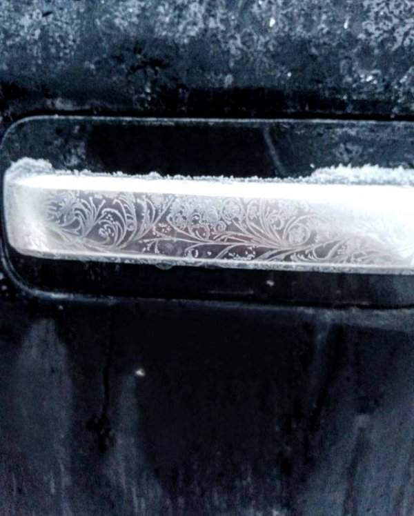 Причудливый морозный узор, украсивший ручку на двери грузовика