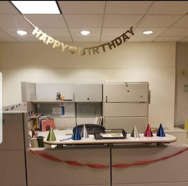 В моем офисе, опустевшем из-за пандемии, уже год отмечается день рождения одной сотрудницы