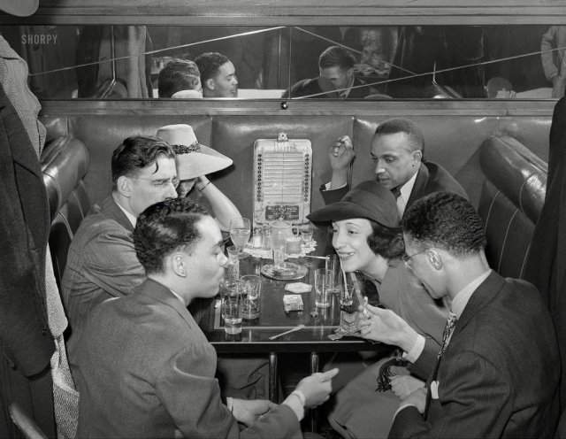 Посетители в ресторане в южной части Чикаго, апрель 1941 года.
