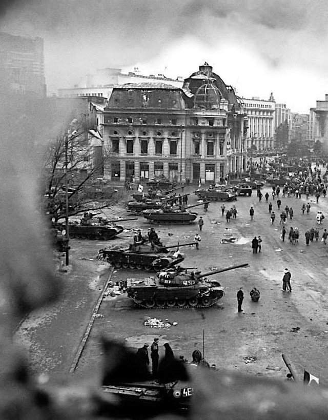 Танки на центральной площади города во время Румынской революции. Бухарест. 1989