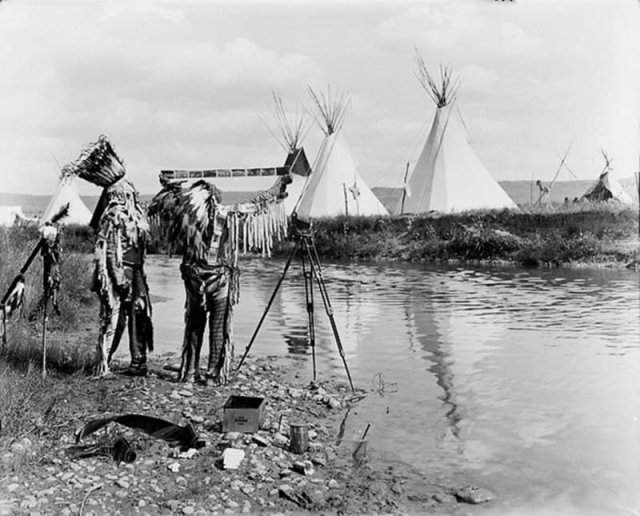 Коренные американцы просматривают фотопленку, 1913 г.