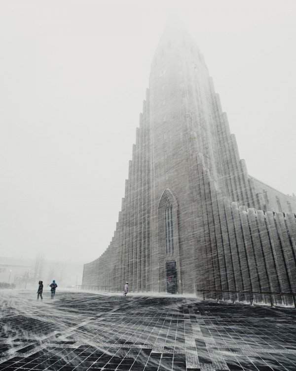 Лютеранская церковь Хатльгримскиркья в Рейкьявике, Исландия, во время метели