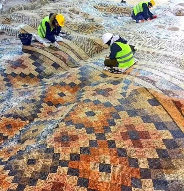 Мозаичный пол в Турции, который из-за землетрясения стал похож на ковёр