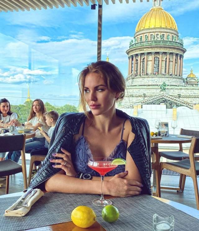 Дочь Сергея Доренко - Ксения Доренко в ресторане с видом на Исаакиевский собор