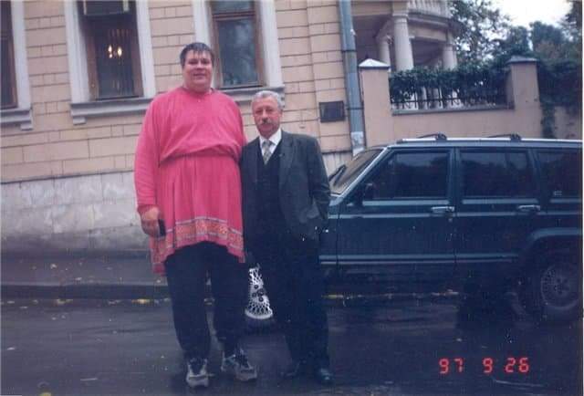 Шестикратный чемпион СССР в метании диска и толкании ядра, актёр Юрий Думчев и Леонид Якубович на фоне Jeep Cherokee, 1997 год