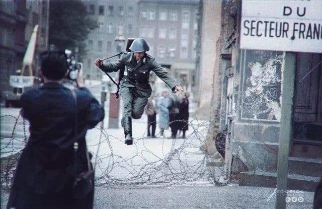 &quot;Прыжок в свободу&quot;: немецкий солдат покидает советскую зону оккупации. Берлин. 1961 год.