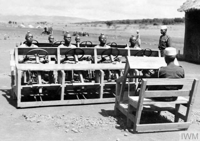 Обучение вождению королевских африканских стрелков (King's African Rifles), 1943 год.