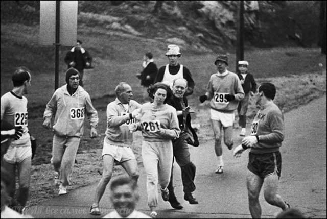 Организаторы Бостонского марафона пытаются остановить Катрин Свитцер. Она стала первой женщиной, официально пробежавшей марафон в 1967г. До этого считали, что женщины не могут этого