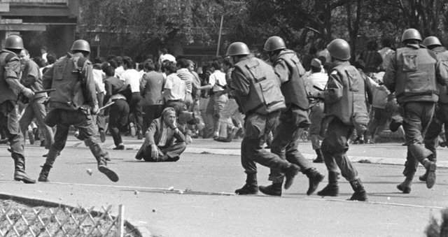 Мужчина во время беспорядков в Косово, 1981г.
