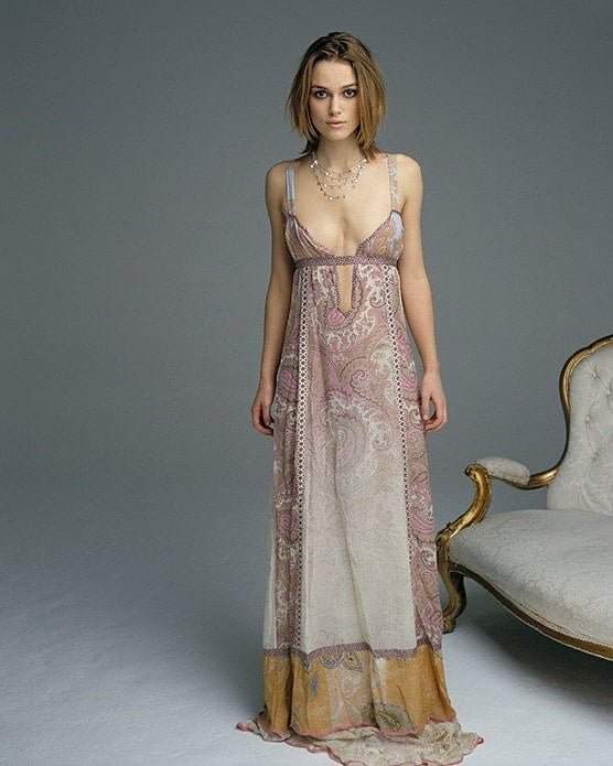 Кира Найтли в длинном платье с вырезом