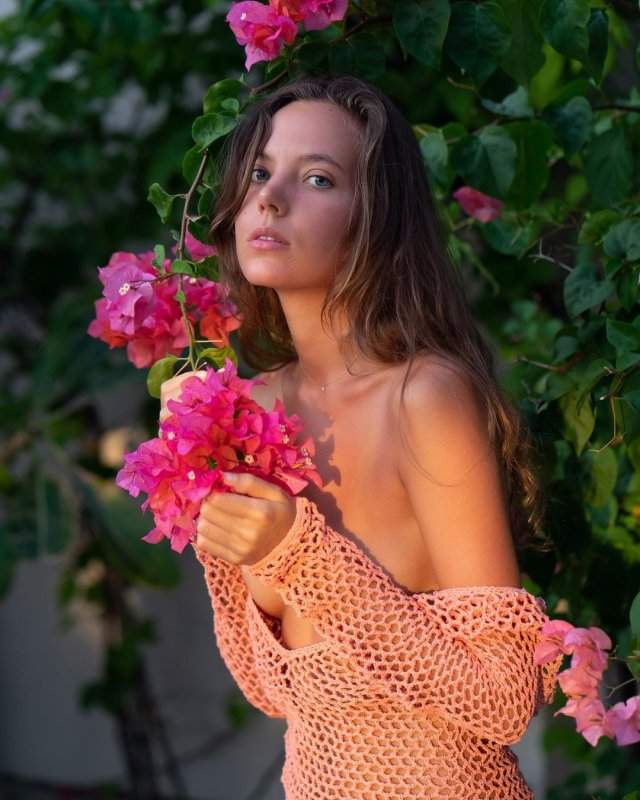 Актриса фильмов для взрослых Катя Кловер (Katya Clover) с цветами в руках