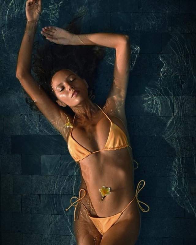 Актриса фильмов для взрослых Катя Кловер (Katya Clover) желтом купальнике
