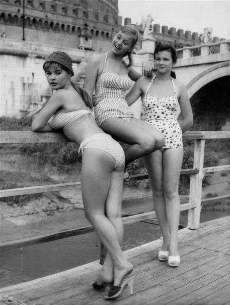 Модели в купальниках, 1957 г.