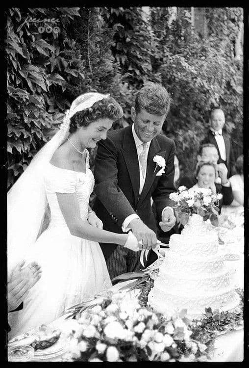 Жаклин Кеннеди и Джон Кеннеди разрезают торт на собственной свадьбе. Ньюпорт, Род-Айленд. 12 сентября 1953 года.