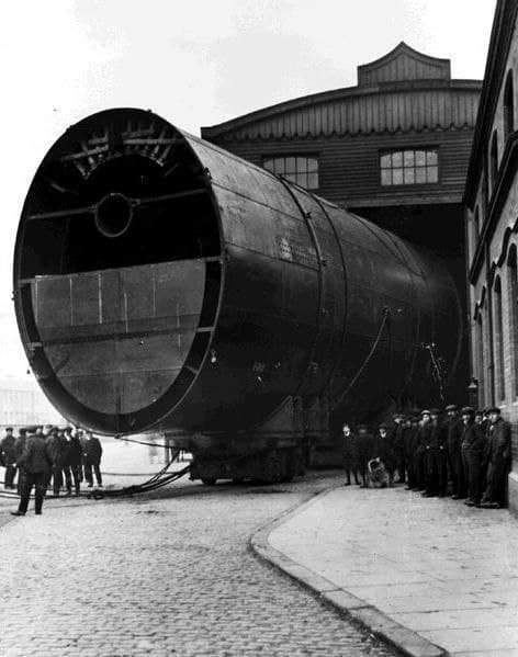 Одна из трех огромных дымовых труб Титаника, 1900-е.