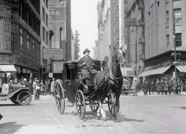 Последний кэб. 72-летний Джон Оттерман, кэбмен с 40-летним стажем в последний раз едет по Нью-Йорку, окончательно переходящему на такси. Апрель 1922г.