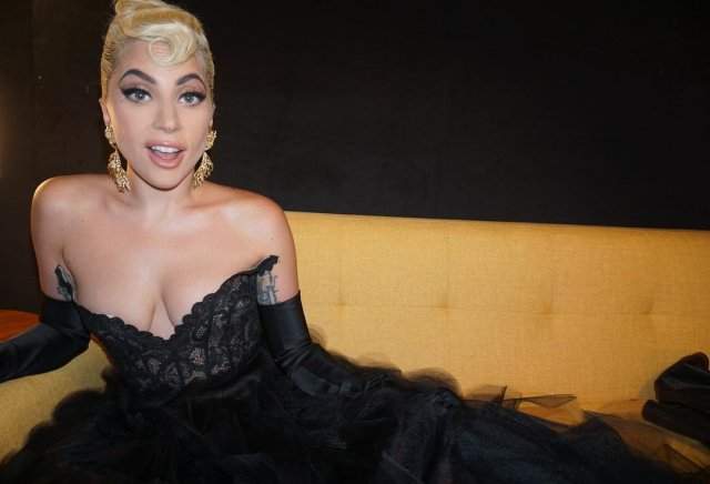 Леди Гага в черном платье