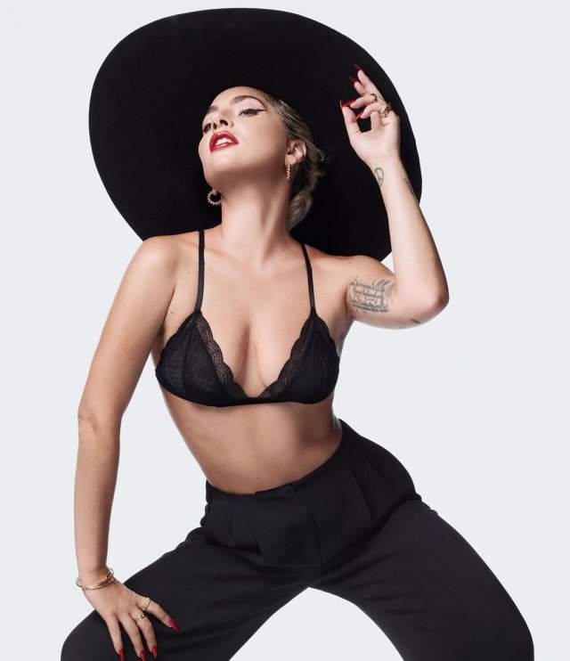 Леди Гага в черной шляпе с широкими полями и черном нижнем белье