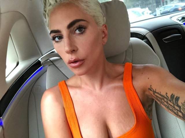 Леди Гага в оранжевом топе