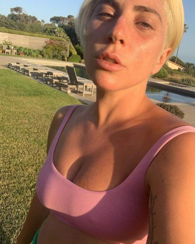 Леди Гага в розовом топе у бассейна